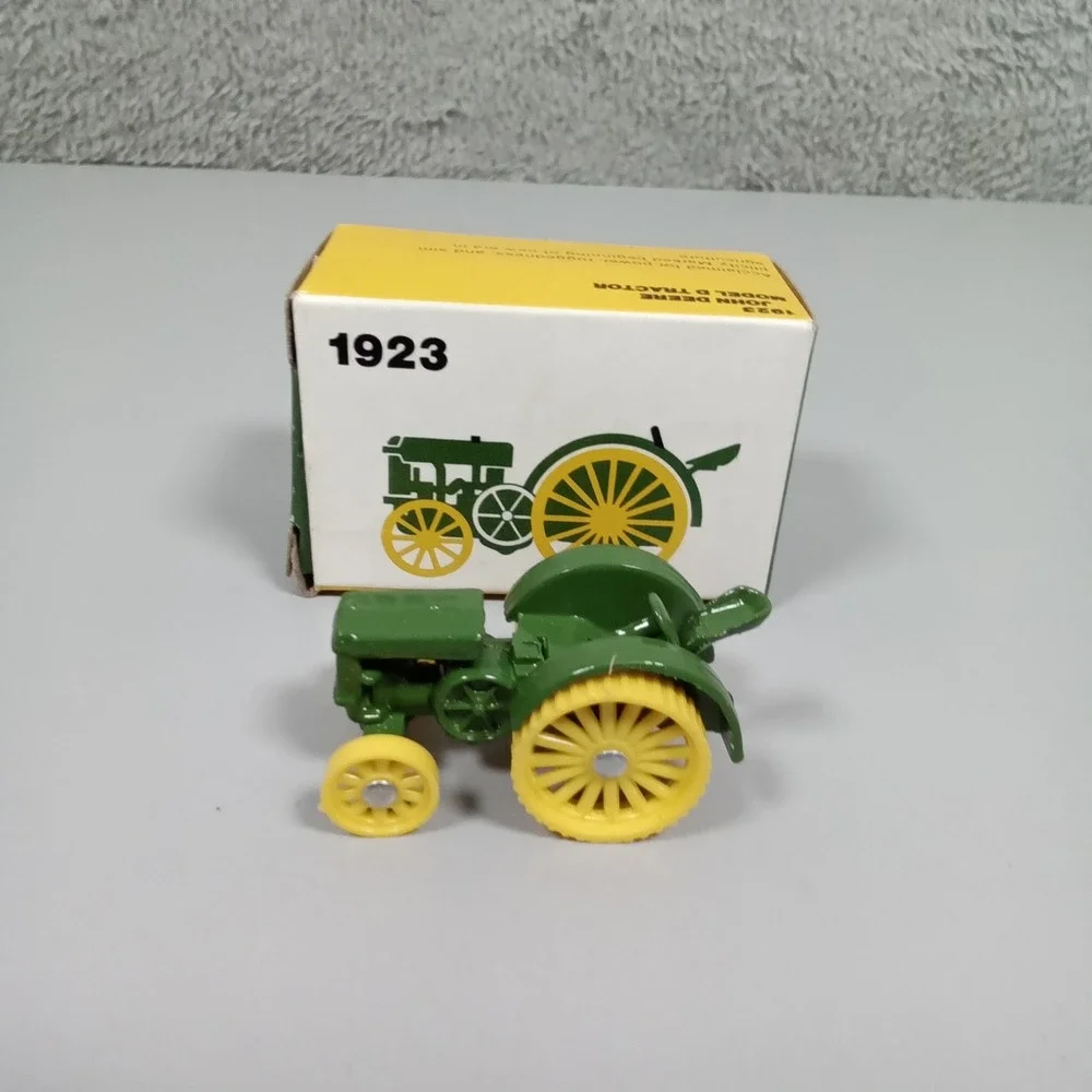 John Deere 1923 Model D Tractor Ertl Die-cast Miniature No. 563 with Box Green